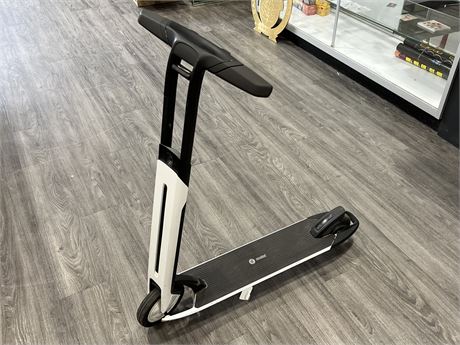 SEGWAY NINEBOT ELECTRIC SCOOTER W/STAND & CHARGER - WORKS