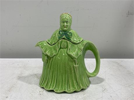 VINTAGE LITTLE OLD LADY TEAPOT MADE IN ENGLAND (8”)