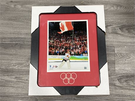 LARGE FRAMED NEW VANCOUVER 2010 HOCKEY GOLD PICTURE - 20” X 24”