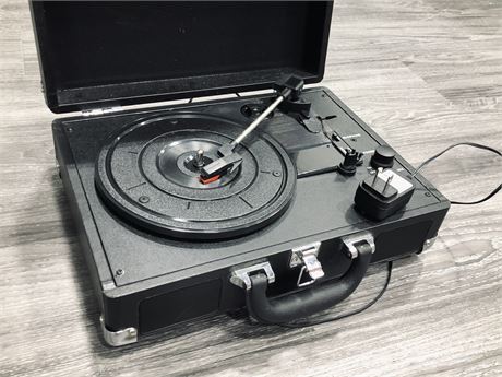 BRIEFCASE RECORD PLAYER STEREO (WORKS)