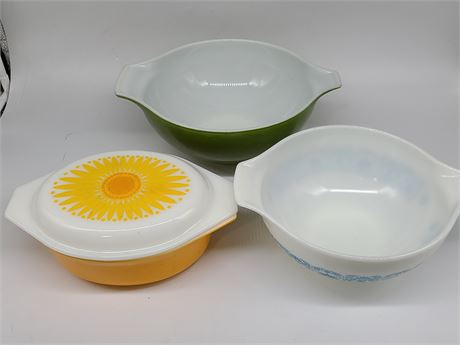 LOT OF VINTAGE PYREX  DISHES BOWLS