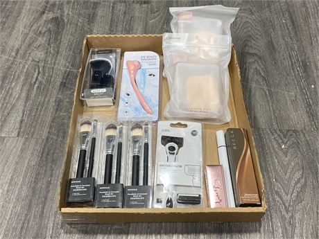 TRAY OF MAKEUP BRUSHES / SKIN CARE ACCESSORIES