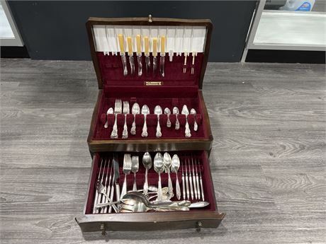 VINTAGE COMMUNITY PLATED SILVER WARE SET IN CASE