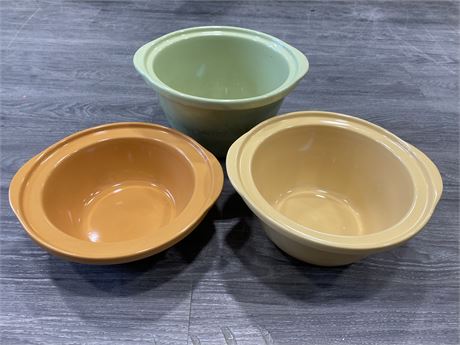 SET OF 3 VINTAGE MIXING BOWLS / NUMBERED ON BOTTOM (LARGEST IS 11.5”X7”)
