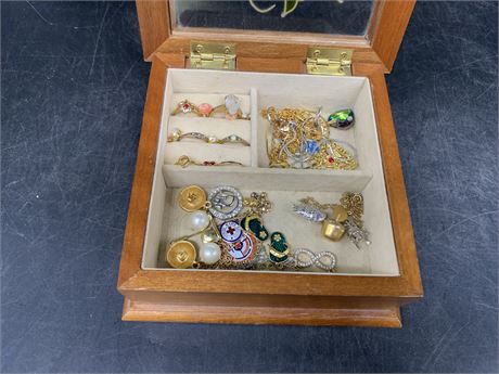 LOT OF JEWELRY IN VINTAGE JEWELRY CASE