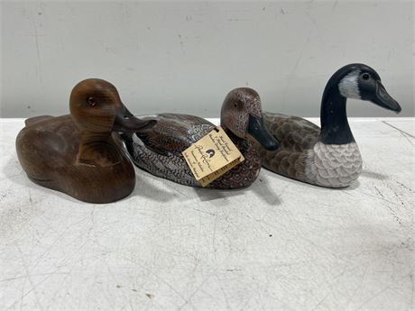SIGNED PACIFIC RIM CARVERS DECOYS + 1 OTHER MISC. DECOY