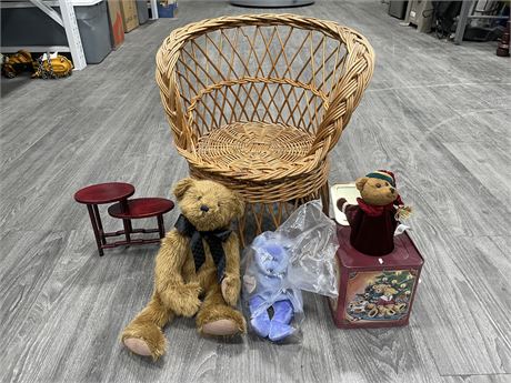 VINTAGE WICKER CHILDS CHAIR W/ BOYS BEAR WITH TAG, BEANIE BABY WITH TAG, & WIND-
