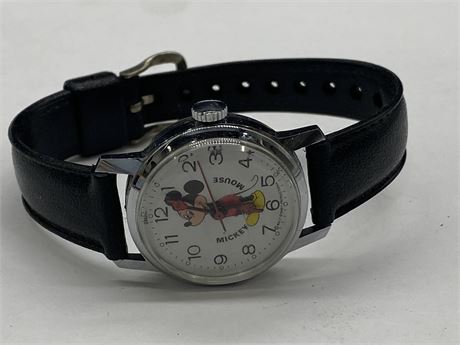 VINTAGE MICKEY MOUSE WIND-UP WATCH
