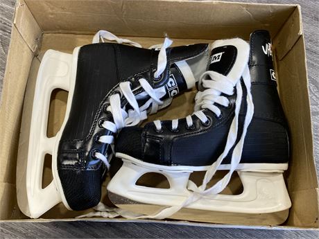 (NEW) CCM HOCKEY SKATES SIZE 2