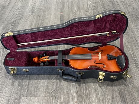 STRUNAL SCHONBACH VIOLIN WITH P&H LONDON BOW IN CASE
