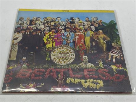 THE BEATLES - SGT. PEPPER’S LONELY HEARRS CLUB BAND W/CUT OUTS - NEAR MINT (NM)