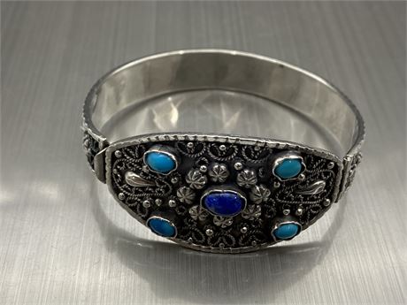 VINTAGE HAND CRAFTED STERLING SILVER W/TURQUOISE + CAPIS LAZULI STONES BANGLE