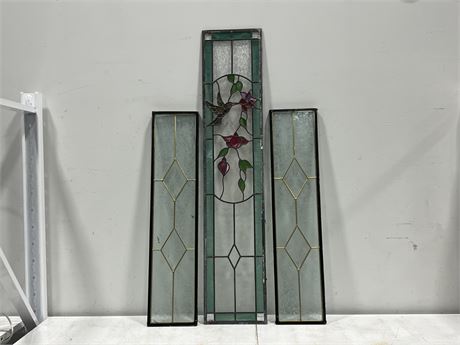 3 PIECES OF VINTAGE LEADED GLASS INCLUDING STAINED GLASS HUMMINGBIRD PIECE