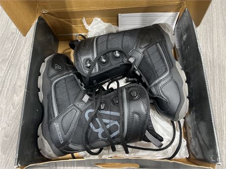 NEW AVALANCHE SURGE JR SNOWBOARD BOOTS - SIZE 6.0