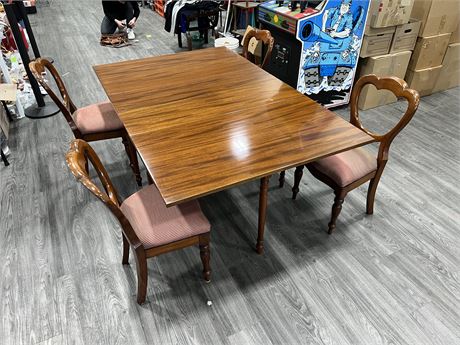 VINTAGE ADJUSTABLE DINING TABLE W/4 CHAIRS (68.5”x43.5” when extended)