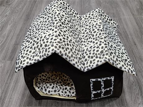 HOUSE BED FOR PET (22"x16" Dm - 17.5"Height)