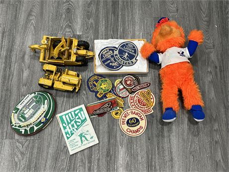 LOT OF MISC COLLECTABLES