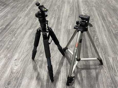 2 EXTENDABLE CAMERA TRIPODS