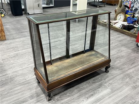 ANTIQUE STORE DISPLAY CABINET W/METAL CLAW FEET & SLIDING DOORS (18”x48”x41” H)