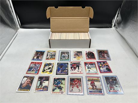 OVER 500 SPORTS CARDS - MOSTLY 1990s HOCKEY (Includes many stars & rookies)