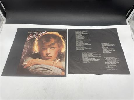 DAVID BOWIE - YOUNG AMERICANS W/ OG INNER SLEEVE - VG+ (VERY LIGHT SCRATCHING)