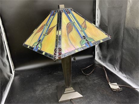 STAINED GLASS FLORAL DESIGN LAMP