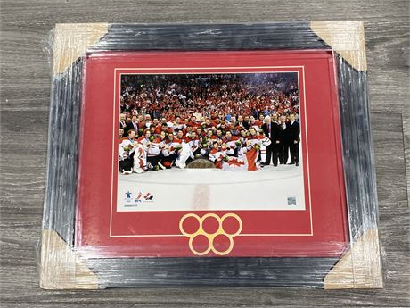 LARGE FRAMED NEW VANCOUVER 2010 HOCKEY GOLD PICTURE - 24” X 20”