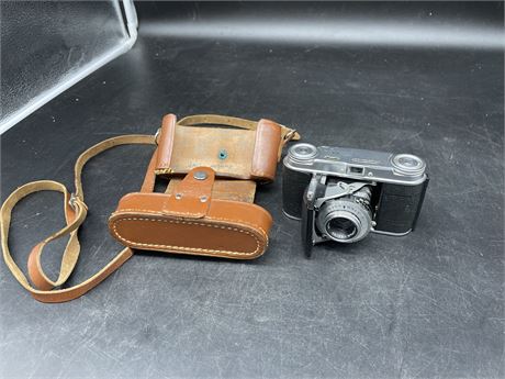 VINTAGE GERMAN PULL OUT CAMERA W/ CASE (CASE IN ROUGH SHAPE)