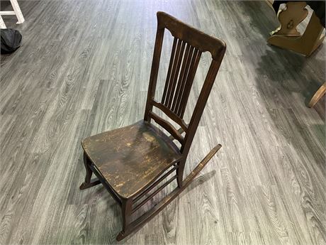 ANTIQUE ROCKING CHAIR (SMALL/MED SIZE)
