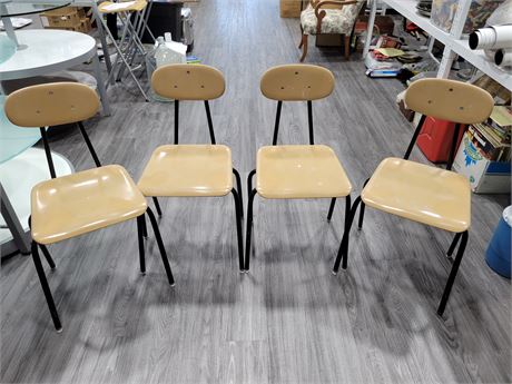 4 STACKABLE CHAIRS