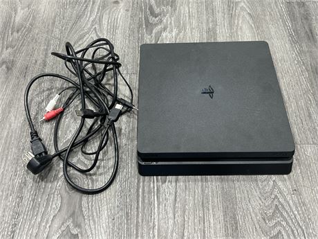 PLAYSTATION 4 CONSOLE W/CORDS