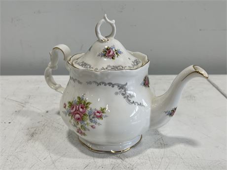 ROYAL ALBERT TRANQUILITY TEAPOT - GOOD CONDITION