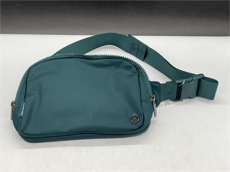 (NEW WITH TAGS) GREEN EVERYWHERE LARGE BELT BAG