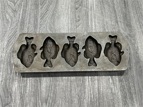EARLY CAST IRON FISH MOLD BY LODGE - 15”x6”
