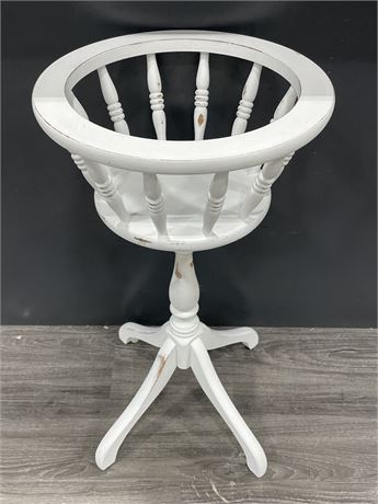 WHITE FERN / PLANT STAND (29” TALL)