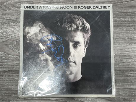 ROGER DALTRY SIGNED LP SLEEVE ‘UNDER A RAGING MOON’ (COA)