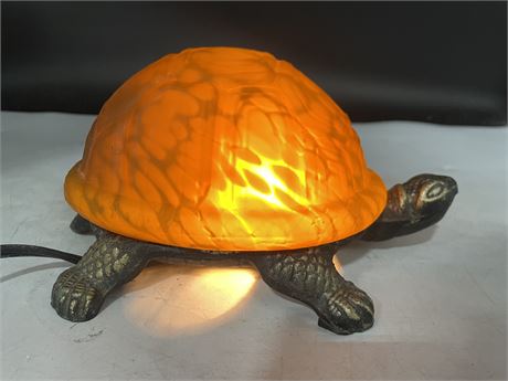 STAINED GLASS RETRO TORTOISE TABLE LAMP (WORKS)