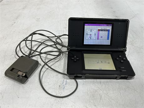NINTENDO DS LITE W/CHARGER - WORKS