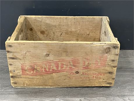 VINTAGE CANADA DRY WOOD CRATE - IN GREAT CONDITION (17.5”X9.5”)