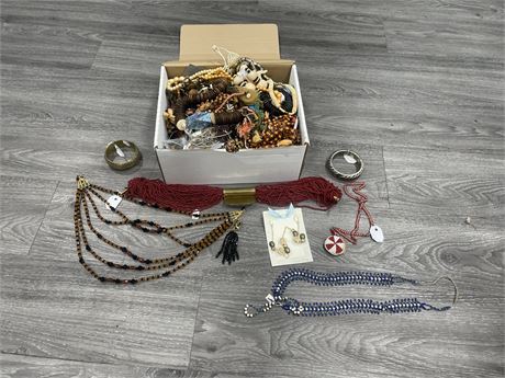 LARGE LOT OF MISC COSTUME JEWELRY