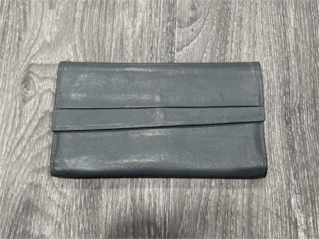 VINTAGE 1981 “TILLEY” GENUINE LEATHER LADIES WALLET MADE IN CANADA 8”x4.5”