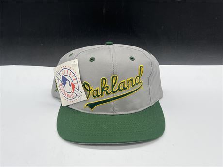 NEW OLD STOCK OAKLAND ATHLETICS SNAP BACK HAT