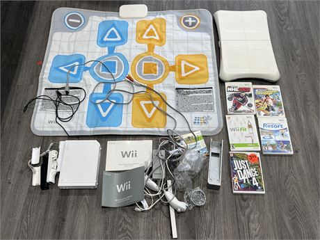 NINTENDO WII CONSOLE W/GAMES & ACCESSORIES - ALL WORKING