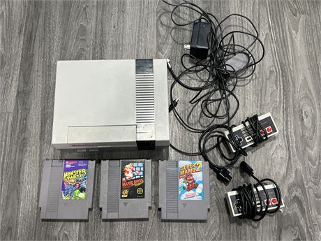 NES COMPLETE W/3 GAMES - CONSOLE IS AS IS (Needs work)