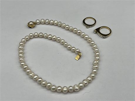 2 GOLD PLATED RINGS & PEARL NECKLACE (17”)