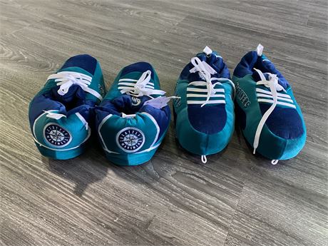 2 PAIRS NEW MARINERS SLIPPERS - LARGE