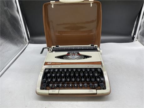 VINTAGE SMITH-CORONA VICEROY DE-LUXE TYPEWRITER IN CLAMSHELL CASE
