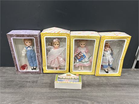 5 VINTAGE DOLLS / SMALL DOLL HOUSE IN BOXES