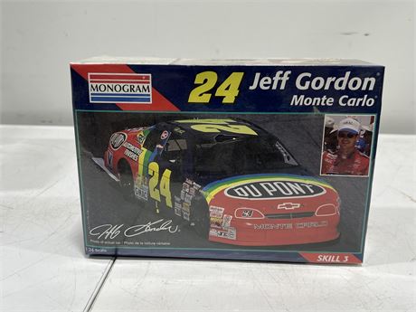 SEALED 1995 JEFF GORDON NASCAR 1:24 SCALE MODEL KIT