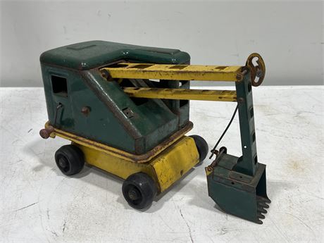 VERY EARLY PRESSED STEEL TOY DIGGER (14” wide)